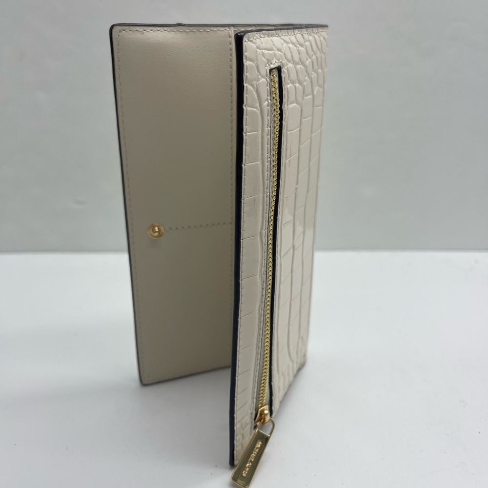 MICHAEL KORS Carson Large Crocodile Embossed Bifold Snap Wallet
Light Cream 
NWT - Picture 16 of 16